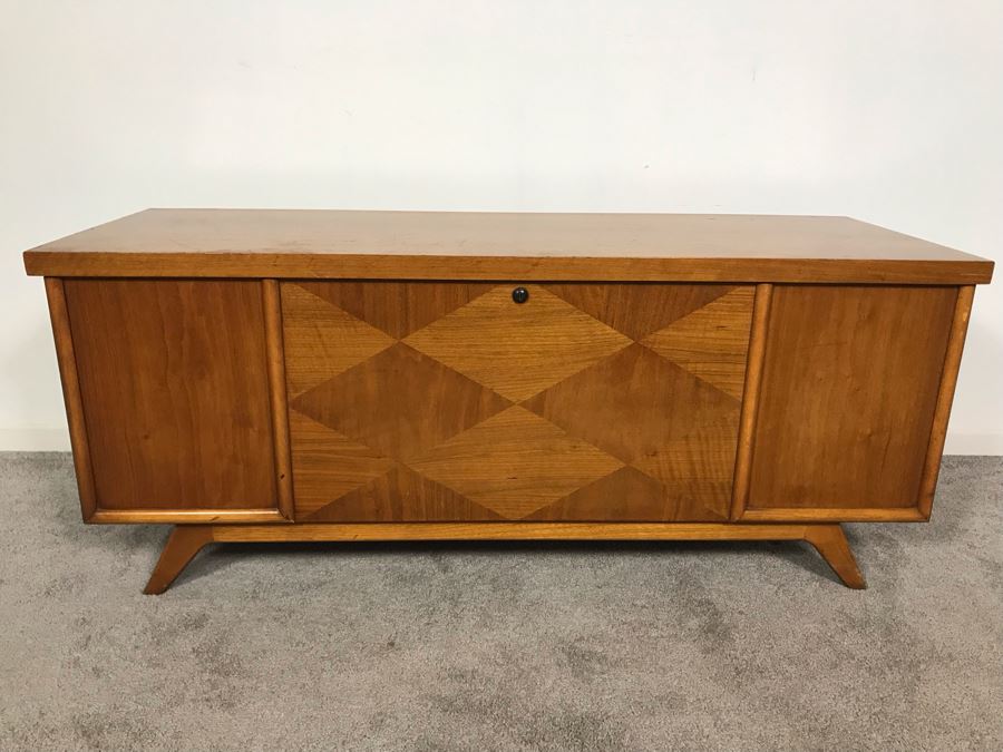 Mid-Century Modern Virginia Maid Cedar Chest 47W X 16.5D X 20H [Photo 4]