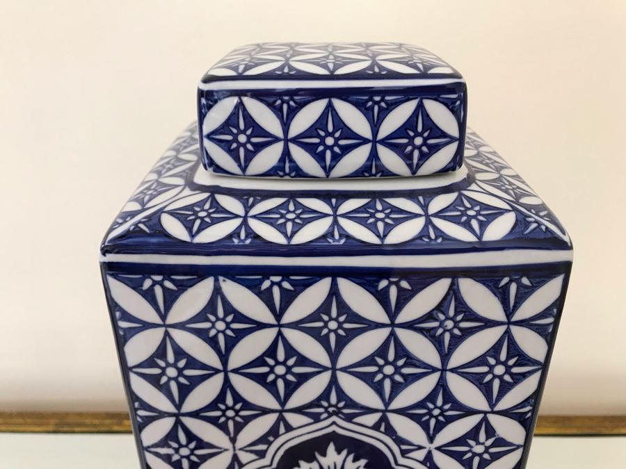 Contemporary Chinese Porcelain Blue And White Jar [Photo 4]