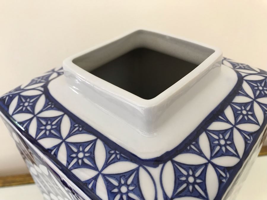 Contemporary Chinese Porcelain Blue And White Jar [Photo 6]