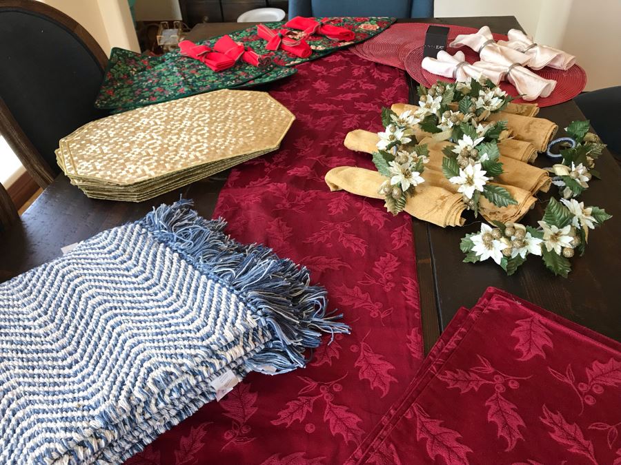 Various Place Mats, Holiday Table Runners, Napkin Rings And Napkins - See Photos [Photo 12]