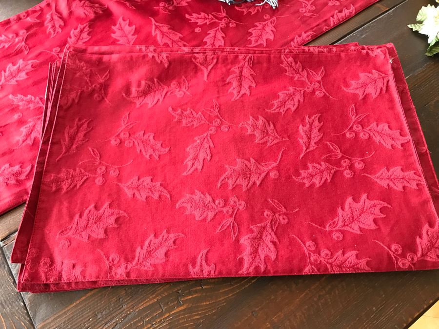 Various Place Mats, Holiday Table Runners, Napkin Rings And Napkins - See Photos [Photo 10]