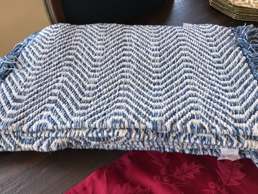 Various Place Mats, Holiday Table Runners, Napkin Rings And Napkins - See Photos [Photo 8]