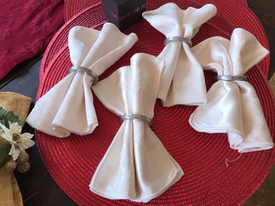 Various Place Mats, Holiday Table Runners, Napkin Rings And Napkins - See Photos [Photo 4]
