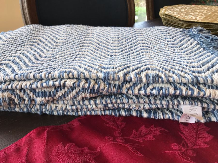 Various Place Mats, Holiday Table Runners, Napkin Rings And Napkins - See Photos [Photo 9]