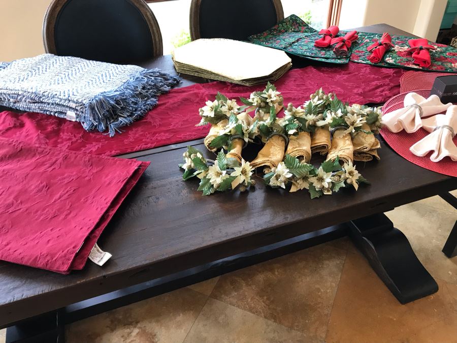 Various Place Mats, Holiday Table Runners, Napkin Rings And Napkins - See Photos [Photo 2]