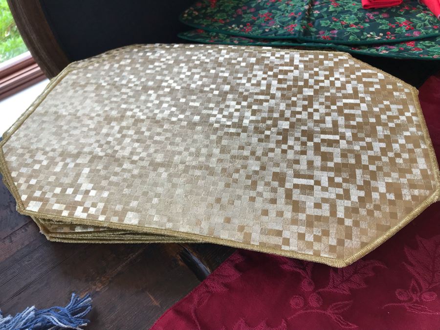 Various Place Mats, Holiday Table Runners, Napkin Rings And Napkins - See Photos [Photo 7]