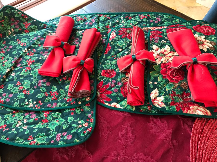 Various Place Mats, Holiday Table Runners, Napkin Rings And Napkins - See Photos [Photo 6]