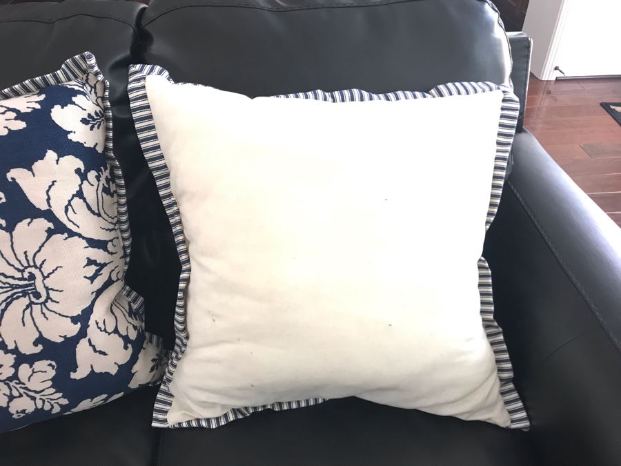Pair Of Throw Pillows 20W [Photo 3]