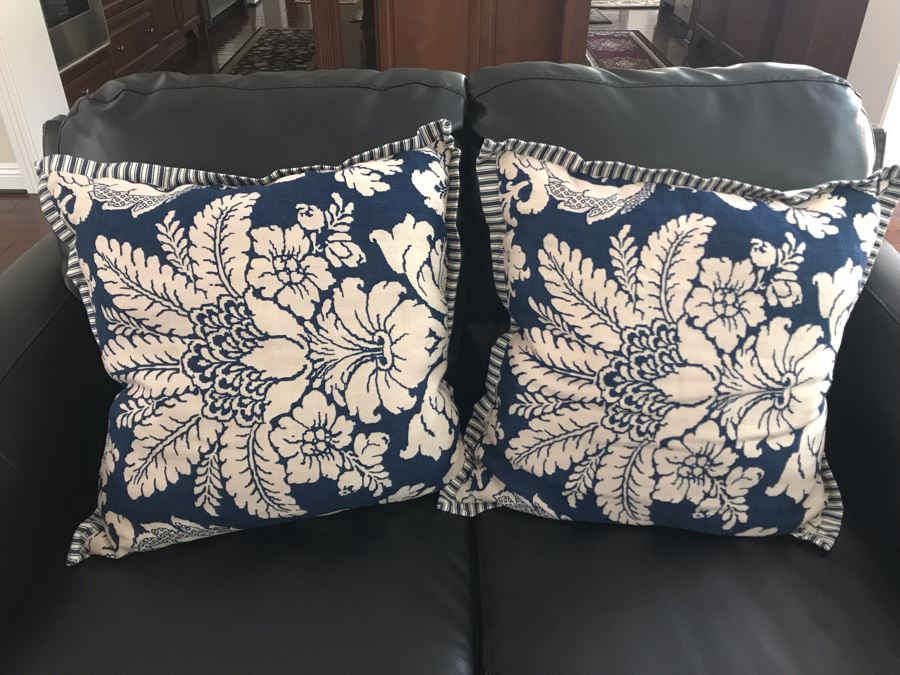 Pair Of Throw Pillows 20W [Photo 1]