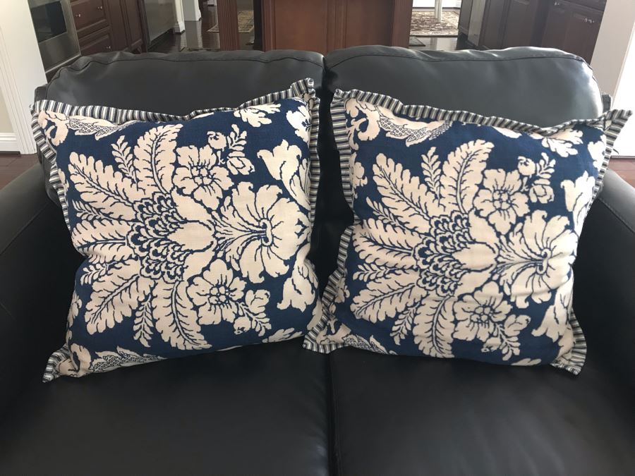 Pair Of Throw Pillows 20W [Photo 2]