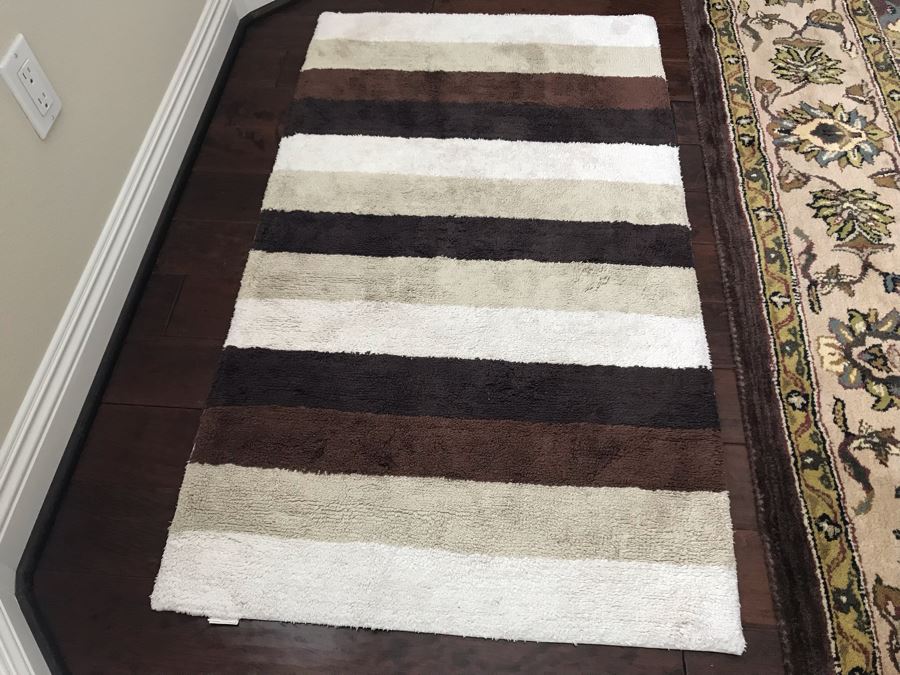 Small Area Rug 29 X 51 [Photo 2]