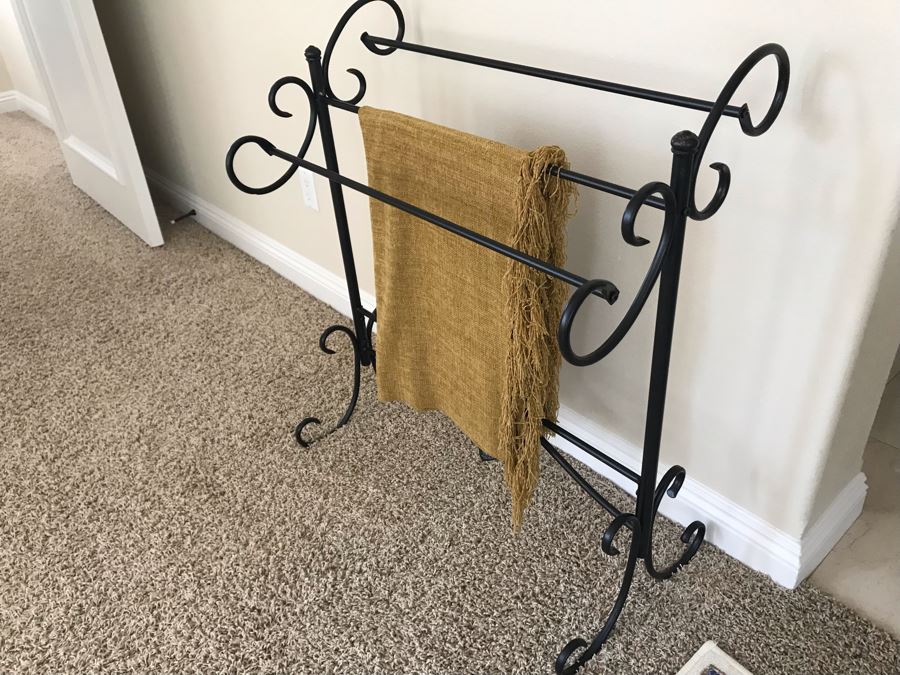 Metal Quilt Rack Stand With Throw Blanket 31W X 18D X 36H