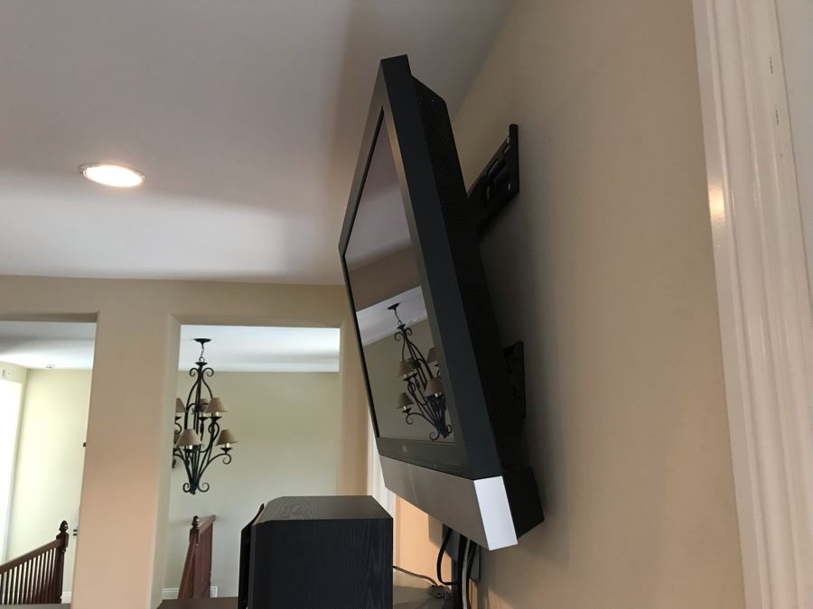 AKAI TV With Wall Brackets 41W X 28H [Photo 6]