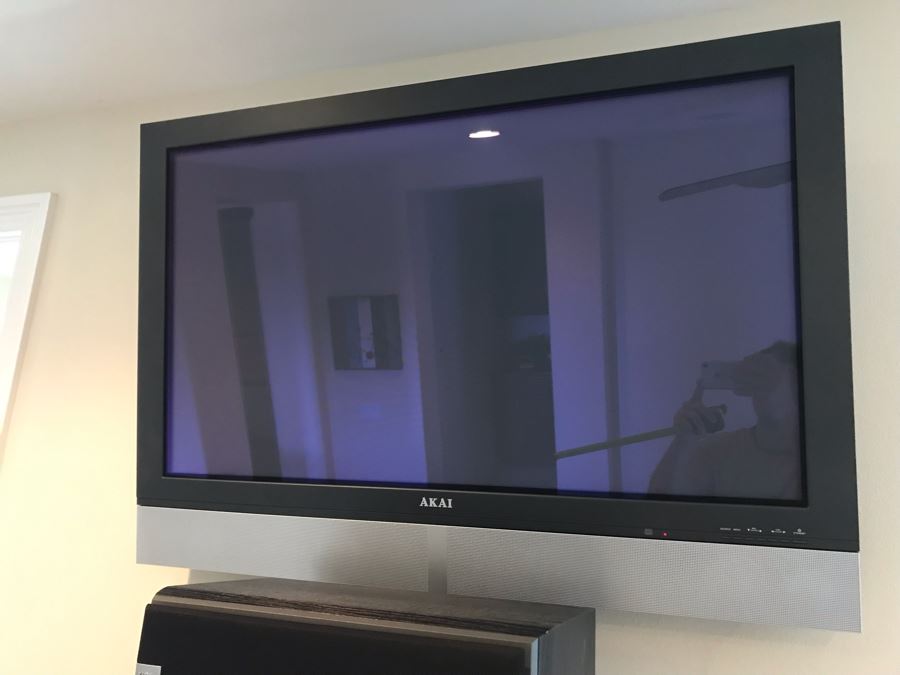 AKAI TV With Wall Brackets 41W X 28H [Photo 3]