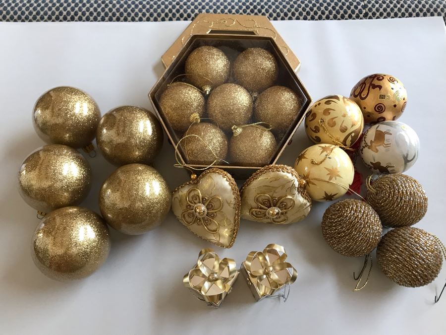 Gold Christmas Ornament Lot [Photo 1]