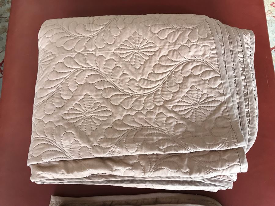 King Size Quilt With Pair Of Pillow Shams [Photo 3]