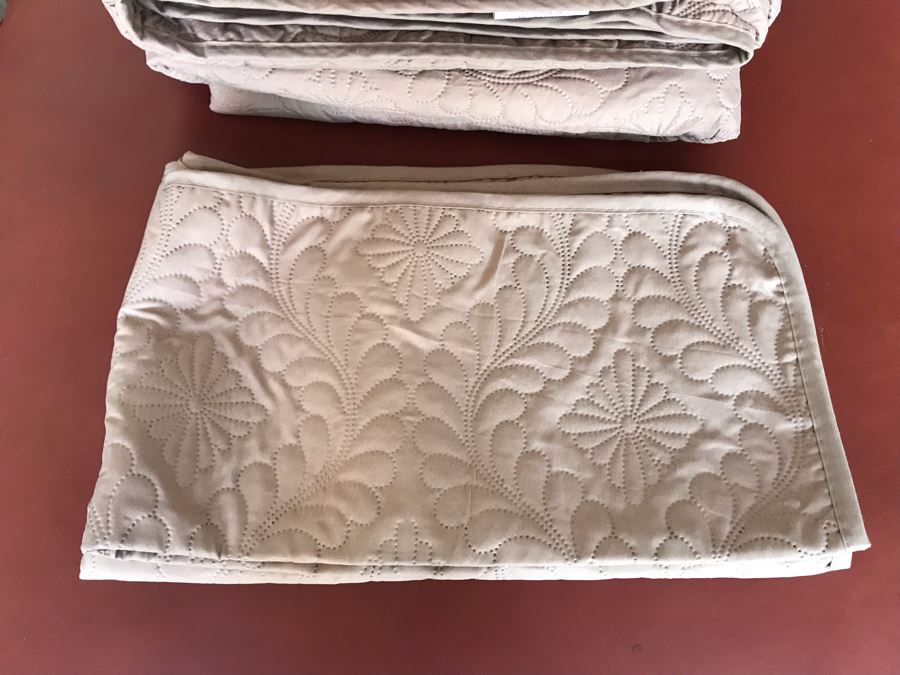 King Size Quilt With Pair Of Pillow Shams [Photo 2]