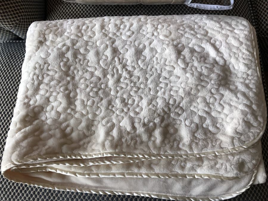 Pair Of Blankets [Photo 2]