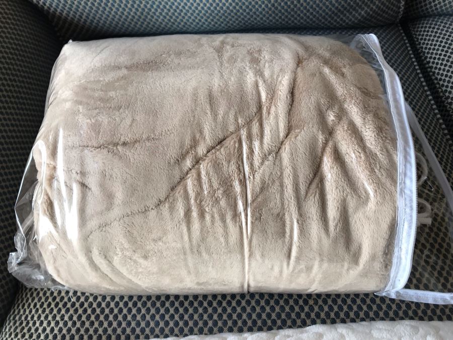 Pair Of Blankets [Photo 3]