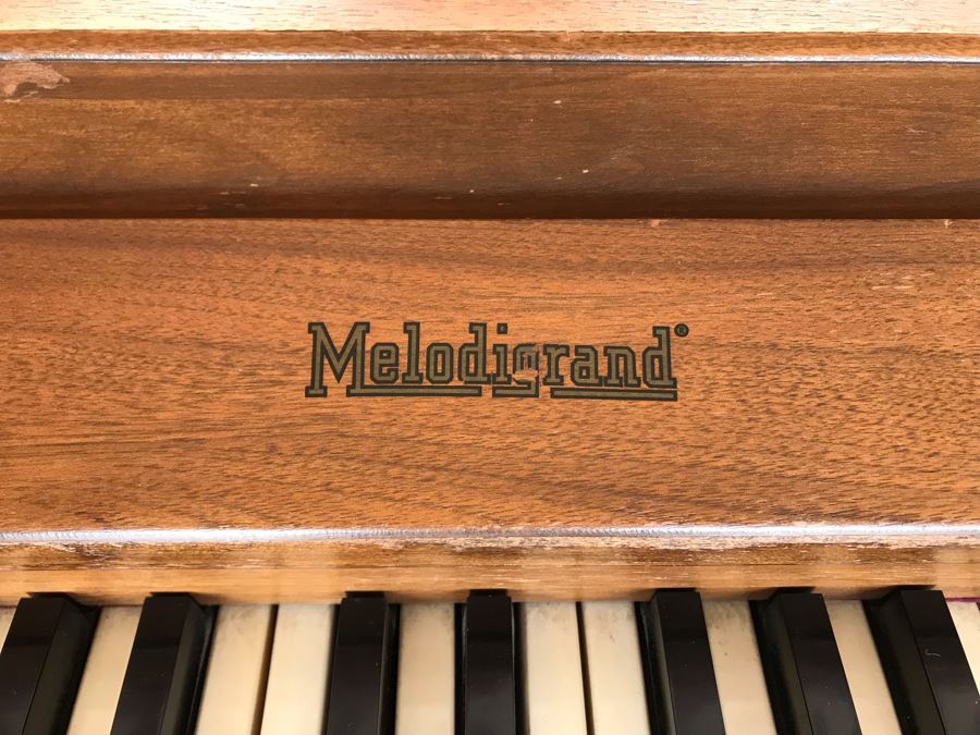 Melodigrand Upright Piano With Bench (Sounds Great / Well Maintained / Small Space) [Photo 5]