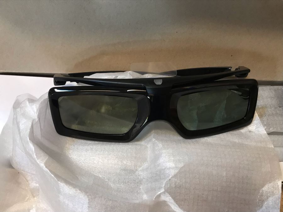 SONY BRAVIA 65' LCD TV Model XBR-65X850A With TV Stand, Four 3-D Glasses And Remote Control [Photo 22]