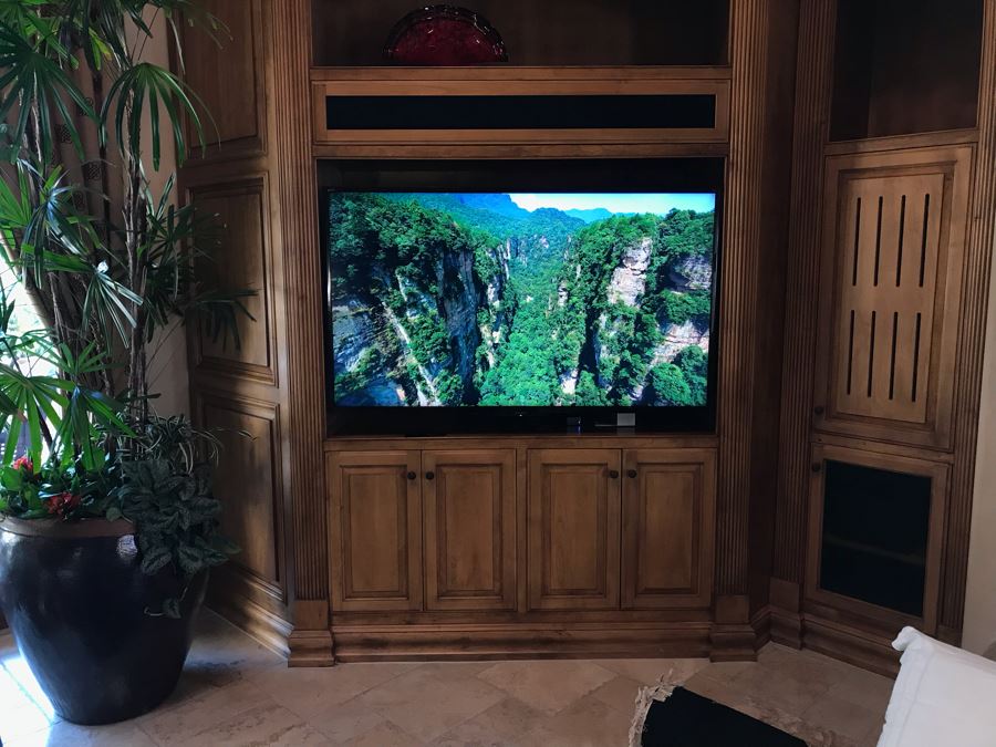 SONY BRAVIA 65' LCD TV Model XBR-65X850A With TV Stand, Four 3-D Glasses And Remote Control [Photo 4]