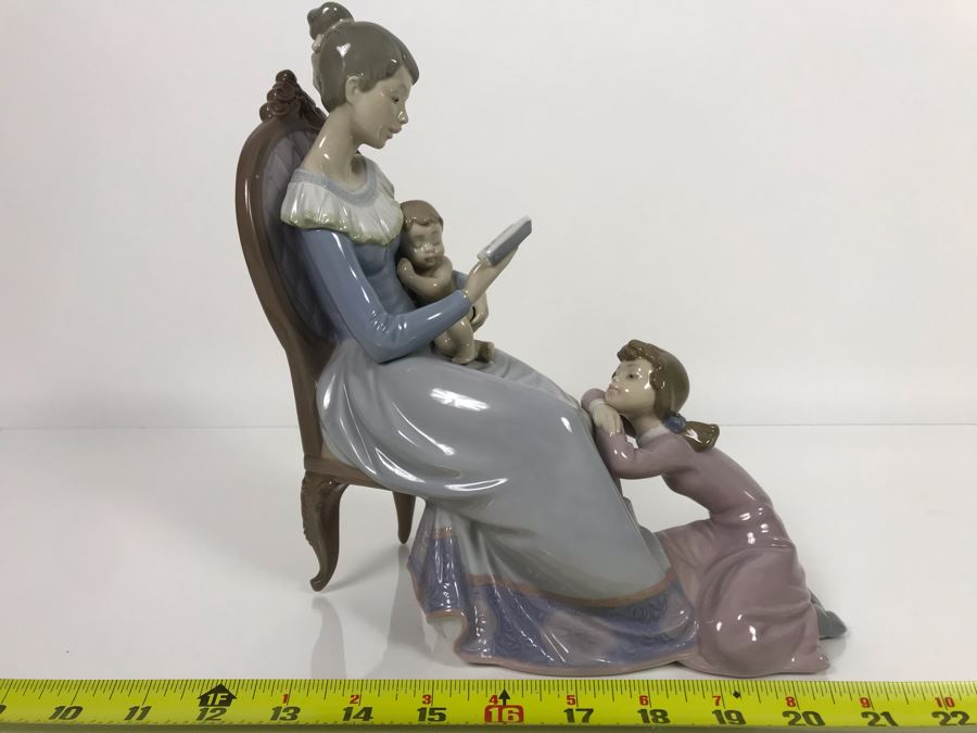 JUST ADDED - Large Lladro Figurine 5786 Story Hour 9W X 5D X 10H (MOE) [Photo 3]