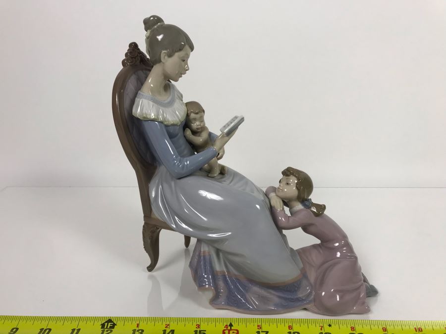 JUST ADDED - Large Lladro Figurine 5786 Story Hour 9W X 5D X 10H (MOE) [Photo 2]