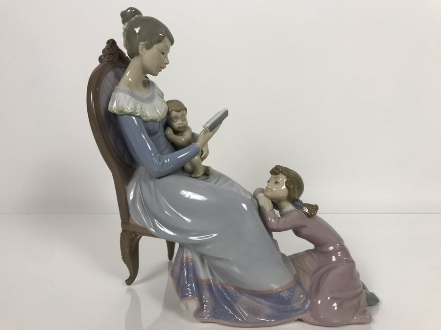 JUST ADDED - Large Lladro Figurine 5786 Story Hour 9W X 5D X 10H (MOE)