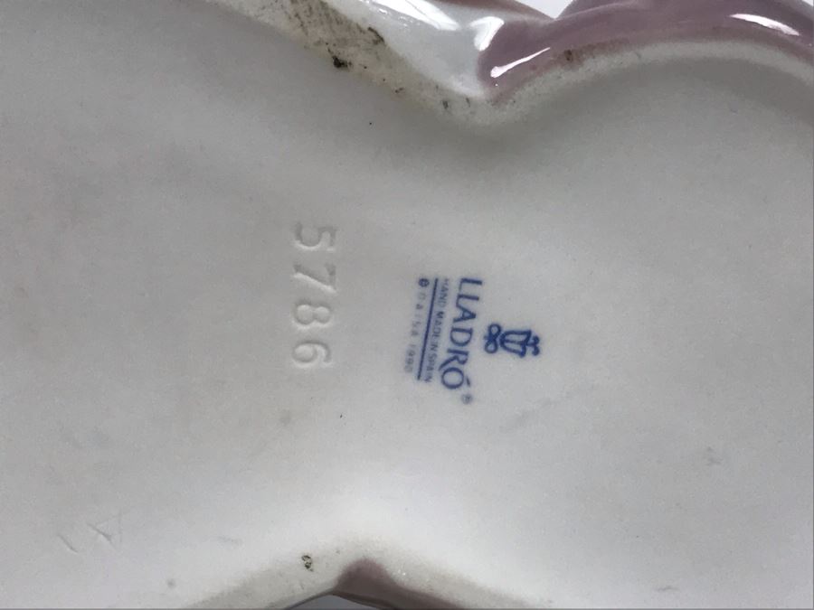 JUST ADDED - Large Lladro Figurine 5786 Story Hour 9W X 5D X 10H (MOE) [Photo 13]