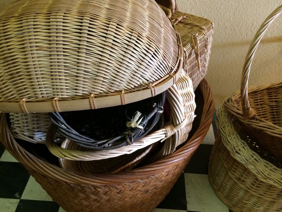 Large Basket Lot [Photo 4]