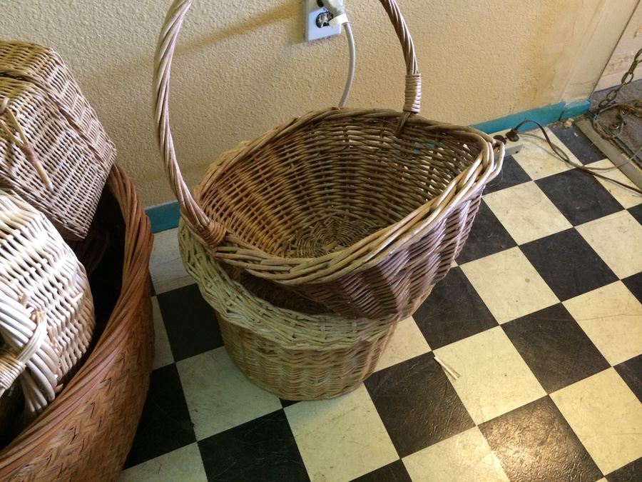 Large Basket Lot [Photo 3]