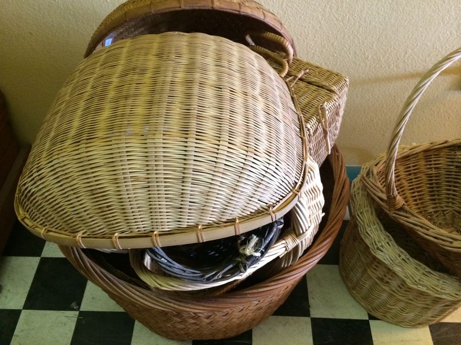 Large Basket Lot [Photo 2]