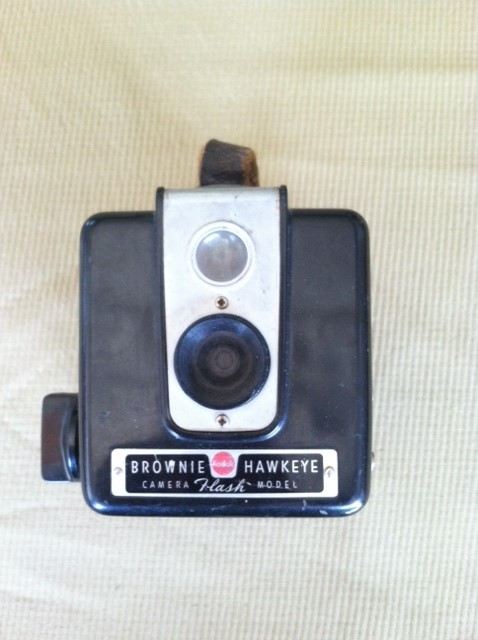 Kodak Brownie Hawkeye Camera with Flash [Photo 11]
