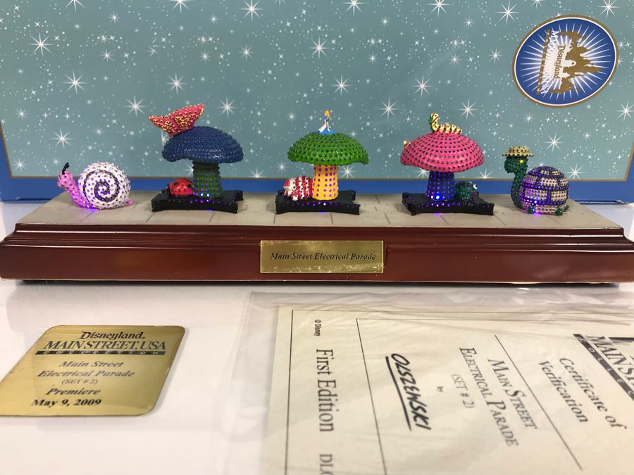 HAND SIGNED By Robert Olszewski Disneyland Main Street, USA Collection: First Edition Main Street Electrical Parade (Set #2) By Robert Olszewski Disney Theme Park Attraction Miniature Model With Box And COA 10.5W X 2.75D DL0602 (Estimate $300-$700) [Photo 4]