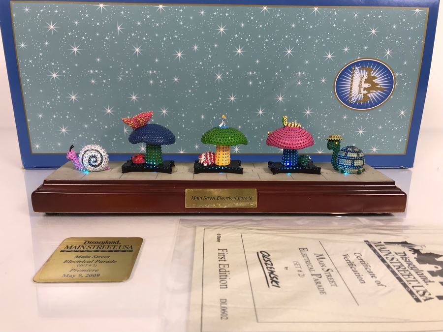 HAND SIGNED By Robert Olszewski Disneyland Main Street, USA Collection: First Edition Main Street Electrical Parade (Set #2) By Robert Olszewski Disney Theme Park Attraction Miniature Model With Box And COA 10.5W X 2.75D DL0602 (Estimate $300-$700) [Photo 3]