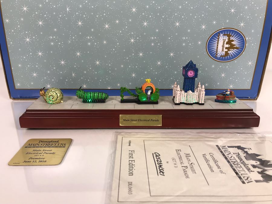 HAND SIGNED By Robert Olszewski Disneyland Main Street, USA Collection: First Edition Main Street Electrical Parade (Set #3) By Robert Olszewski Disney Theme Park Attraction Miniature Model With Box And COA 12W X 2.75D X 3H DL0603 (Estimate $300-$700) [Photo 3]