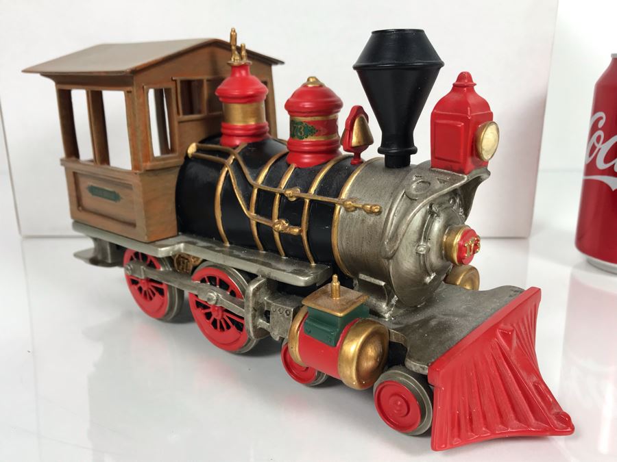 Limited Edition Carolwood Pacific Railroad No. 173 Lilly Belle Train 2002 Walt Disney Theme Park With Limited Edition Walt Disney Pocket Watch With Box [Photo 14]