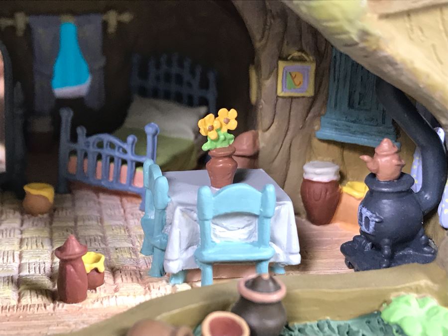 Walt Disney Pooh Bear's House From Walt Disney's Winnie The Pooh And The Honey Tree Classics Collection Enchanted Places With Box And Certificate Of Authenticity [Photo 7]