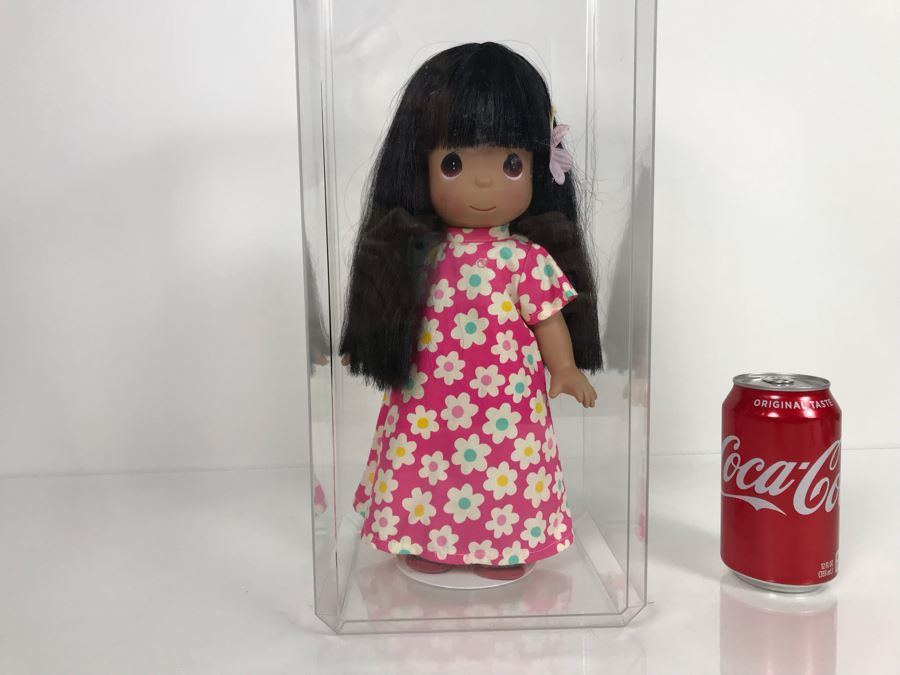 HAND SIGNED By Linda Rick Disney Parks Precious Moments Lilo Hawaiian Disney Doll Item No. 4939 With Acrylic Display Case [Photo 3]