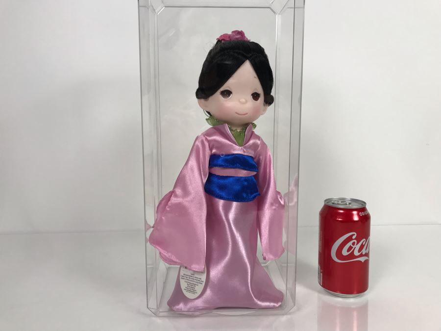 HAND SIGNED By Linda Rick Disney Parks Precious Moments Classic Mulan Disney Doll Item No. 5221 With Acrylic Display Case [Photo 2]