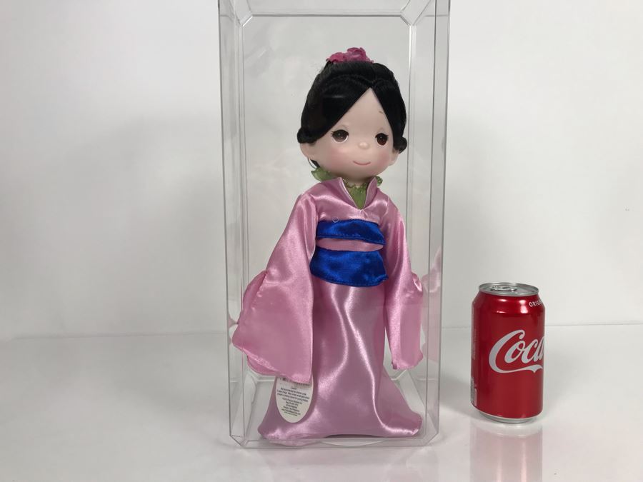 HAND SIGNED By Linda Rick Disney Parks Precious Moments Classic Mulan Disney Doll Item No. 5221 With Acrylic Display Case [Photo 3]