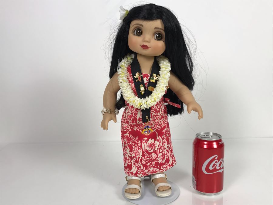 Marie Osmond Disney Tiki Room Adora Belle Pin Trader Doll Disney Parks Disneyland Hostess 14' With Acrylic Display Case [Photo 4]