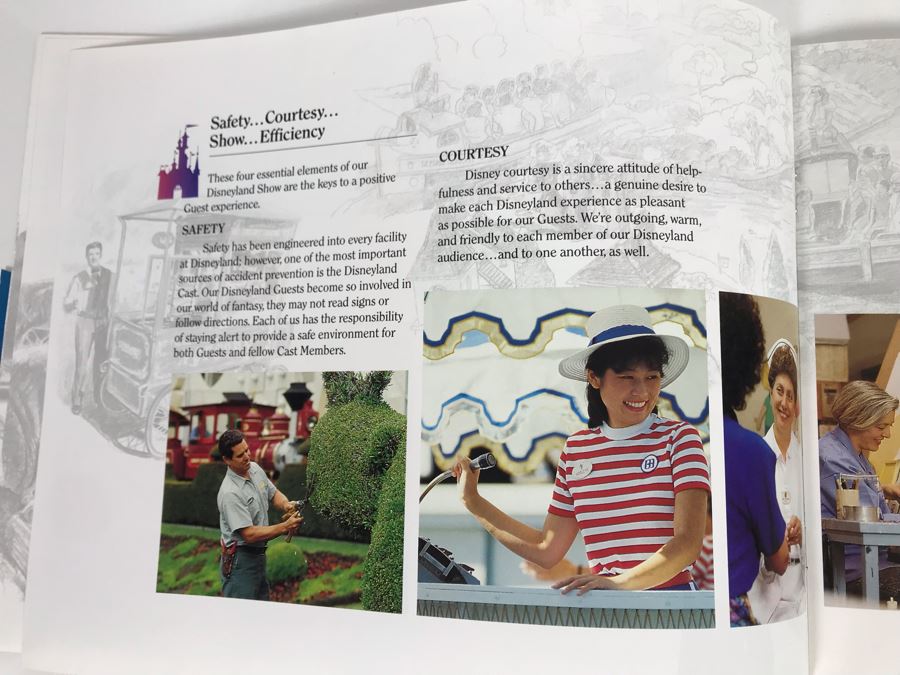 Disneyland Ephemera New Employee Courtesy Standards Welcome Book [Photo 7]