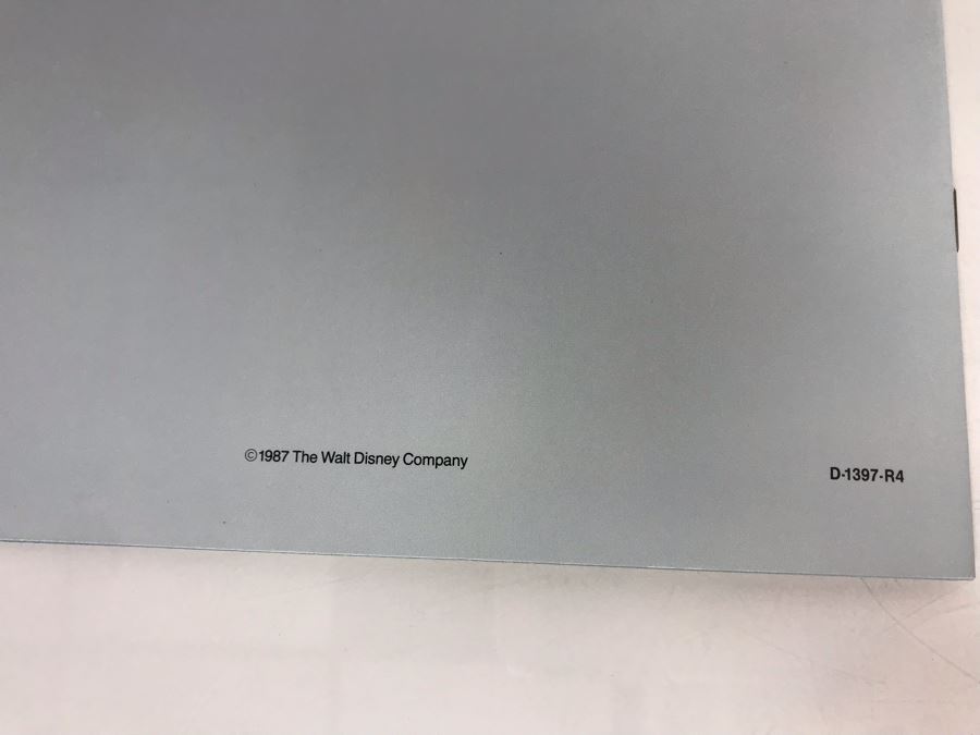 Disneyland Ephemera Disneyland The 'Disney Look' Employee Book 1987 [Photo 11]