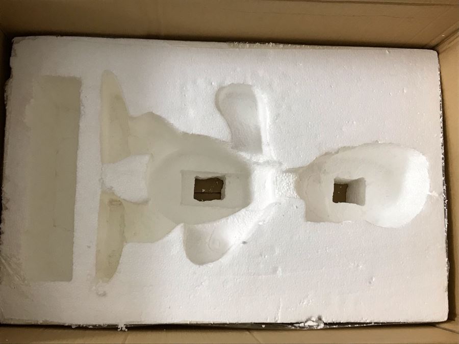 Large Donald Duck Figurine From The Disney Store Limited To The Year Of Production 1999 With Stand And Original Box (Donald Big Fig) First Series To Test Marketability With Box 22'H [Photo 19]