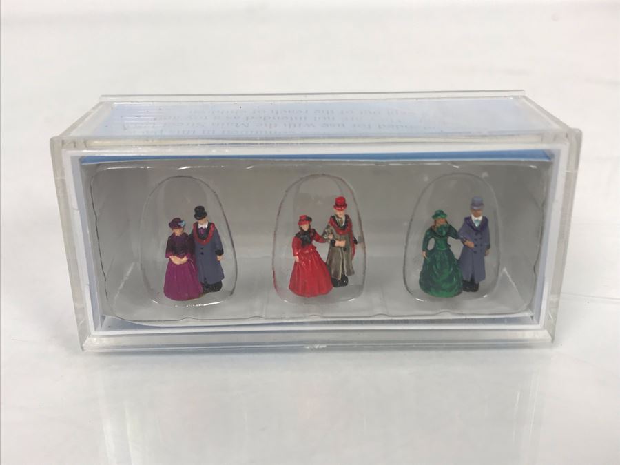 NEW Robert Olszewski Disneyland Main Street, USA Collection Miniatures Main Street Carolers DL406 - Estimate $100-$200 [Photo 2]