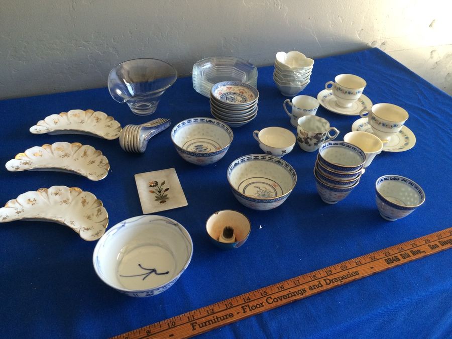 Lot of China and Glassware [Photo 1]