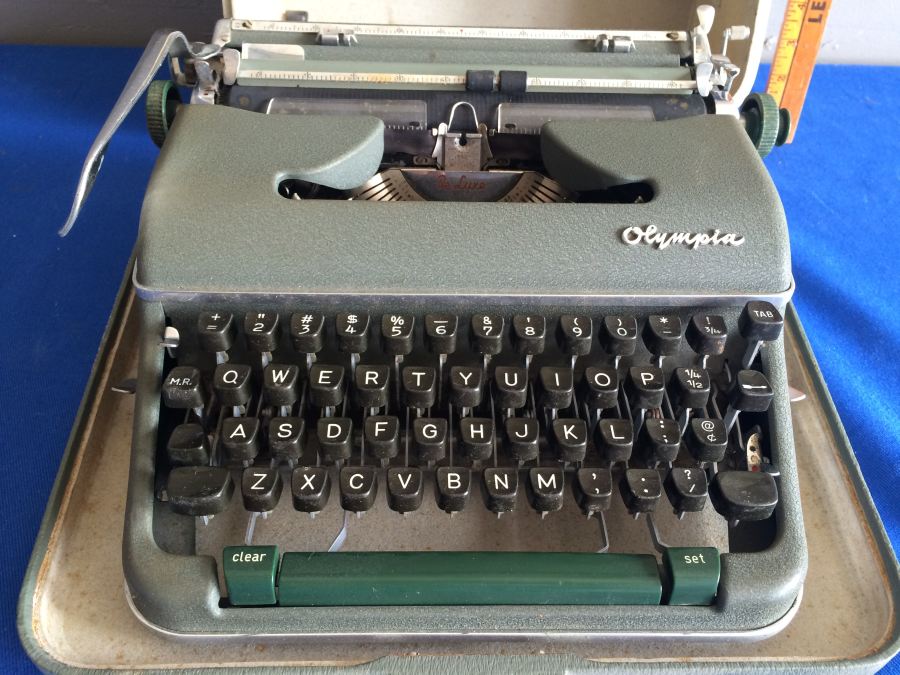 Olympia Typewriter in Green with Case [Photo 2]