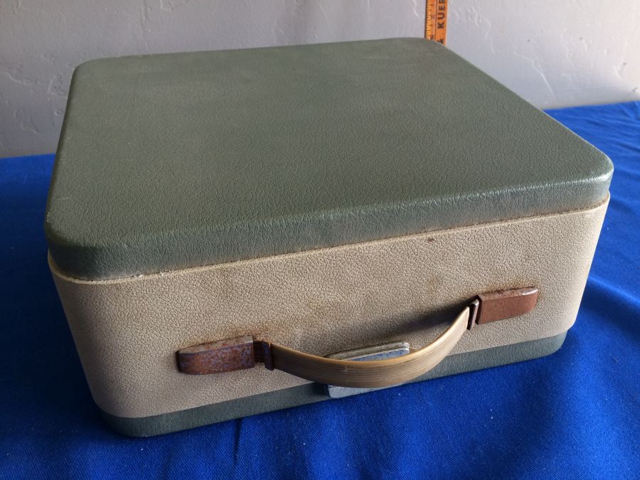 Olympia Typewriter in Green with Case [Photo 6]